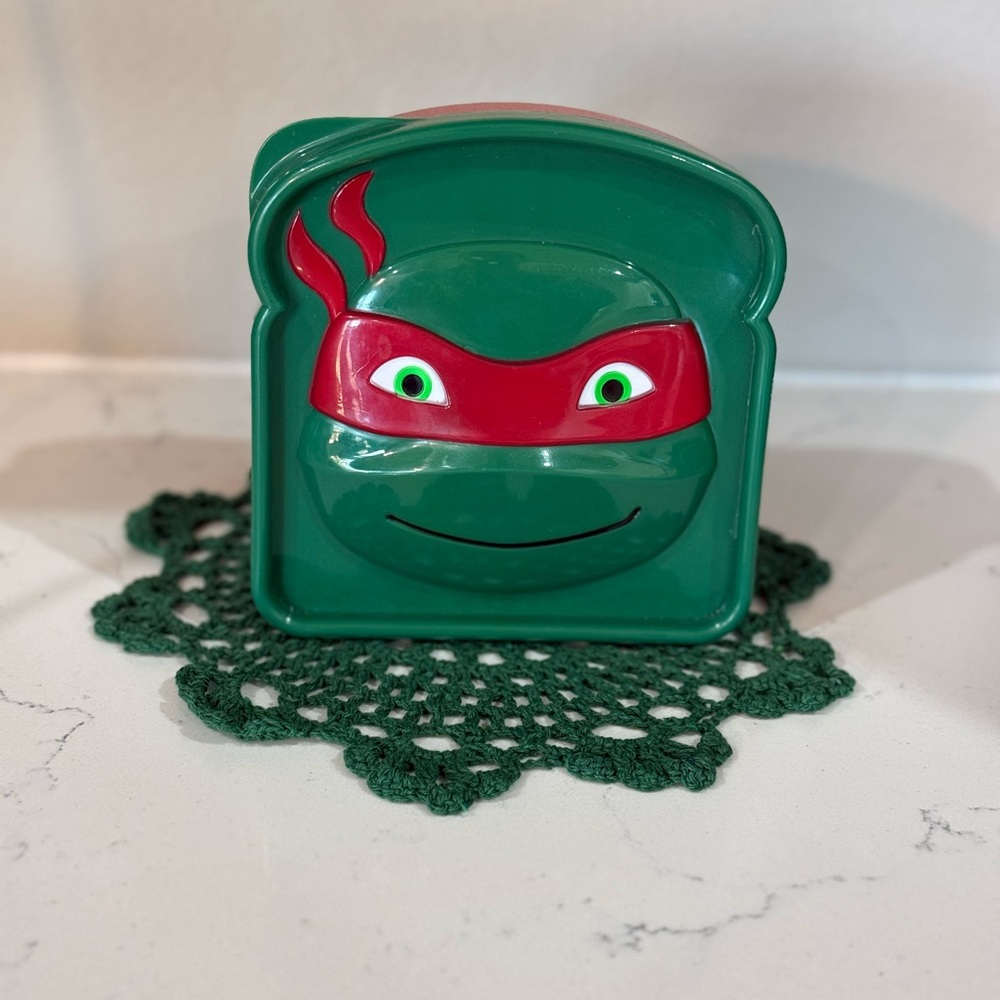 EVRI Red Plastic Sandwich Container